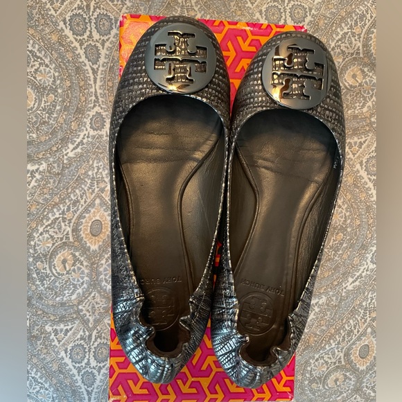 TORY BURCH - Reva Logo flats. Size 7.5 Metallic lizard - pewter w/ box! EUC - Picture 2 of 5